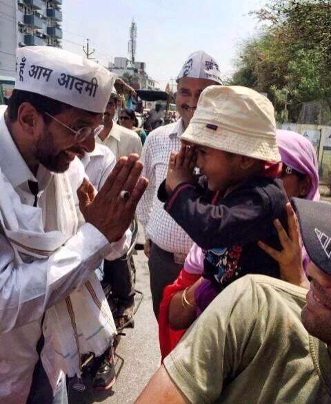 A Picture of Jaaved Jaffrey with a cute baby - AAM AADMI ZINDABAD