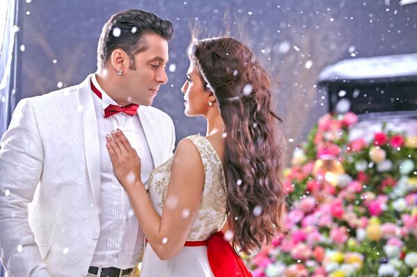 A cute picture of Salman Khan and Jacqueline Fernandez in upcoming Kick movie