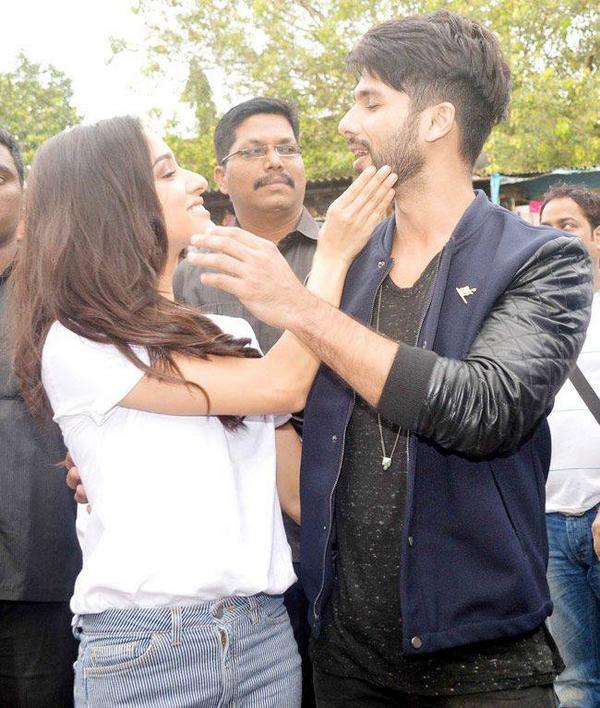 A cute picture of Shraddha Kapoor and Shahid Kapoor