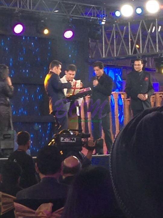 A great friendly picture of Salman Khan, Shahrukh Khan and Aamir khan together