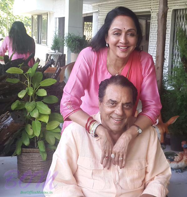 A lovely picture of Dharmendra and Hema Malini on 35th anniversary