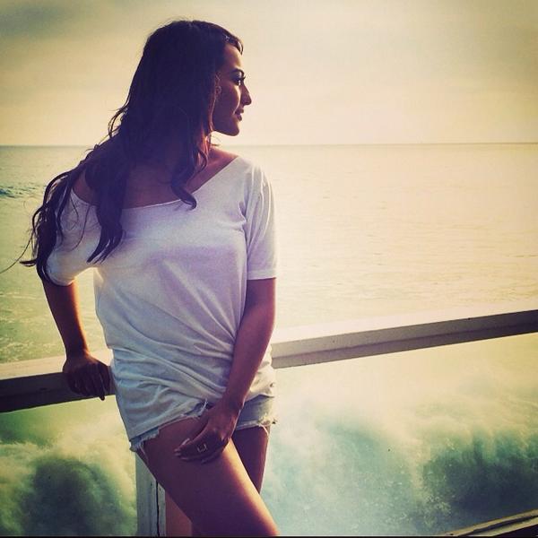 A sexy picture of Sonakshi Sinha on the sea side