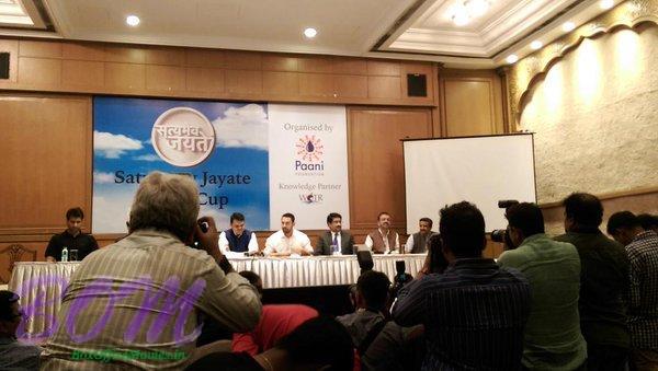 Aamir Khan and Rajkumar Hirani at Satyamev Jayate Water Cup event with Maharashtra CM