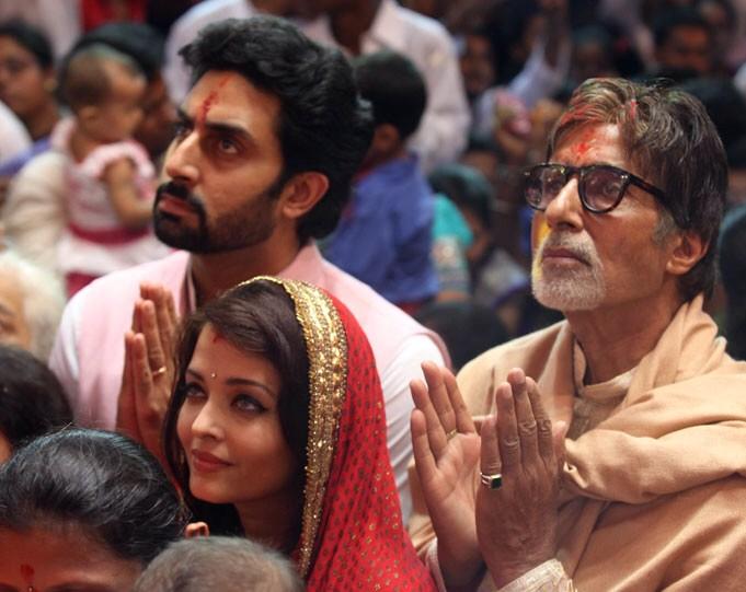 Aishwarya, Abhishek and Amitabh Bachchan  offers prayer at Lal Baug Cha Raja