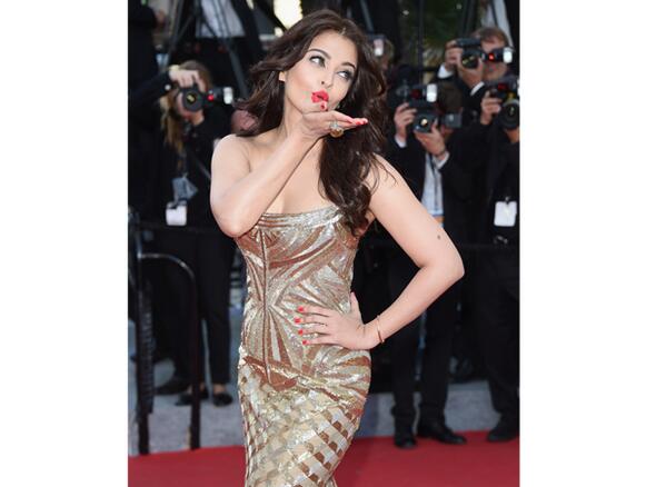 Aishwarya Rai Bachchan stuns at the Cannes redcarpet
