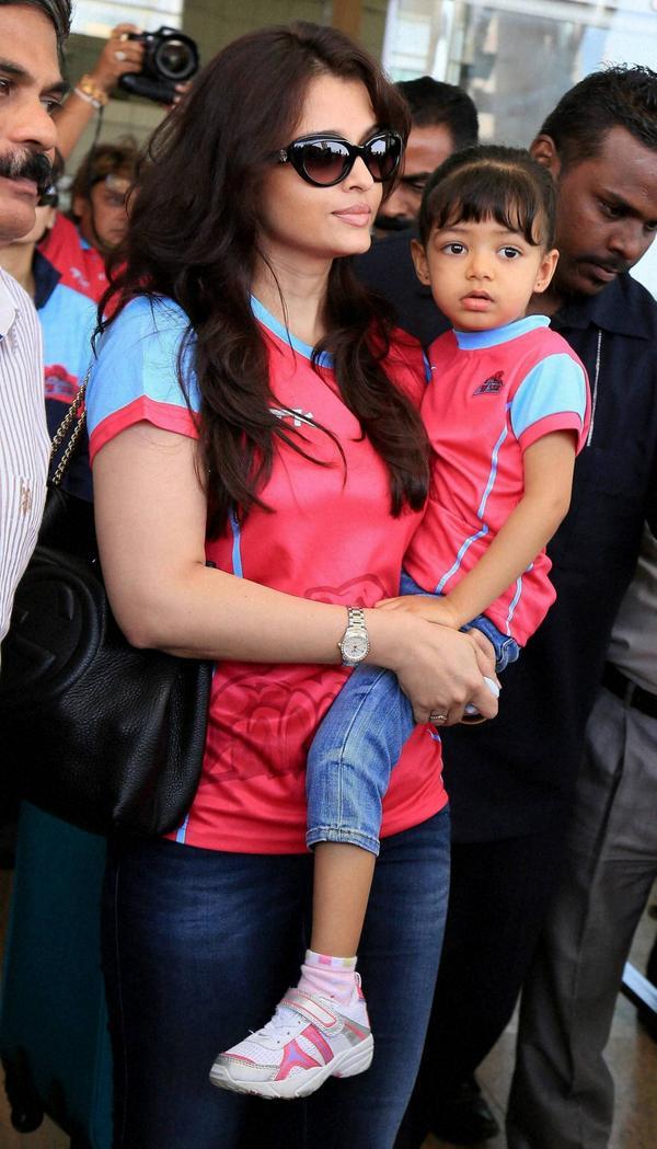 Aishwarya Rai JAZBAA - Still hot and gorgeous with daughter