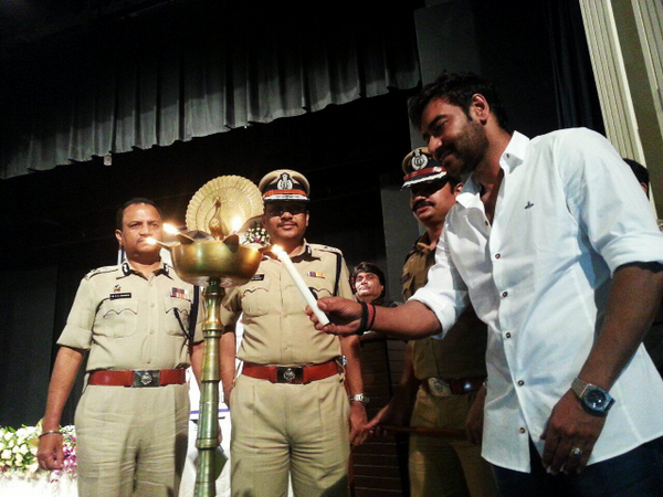 Ajay Devgn supporting Daan Utsav initiative by Mumbai Police