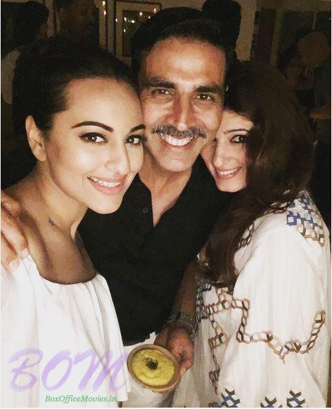 Akshay Kumar eating Phirni with Sonakshi Sinha and Twinkle Khanna