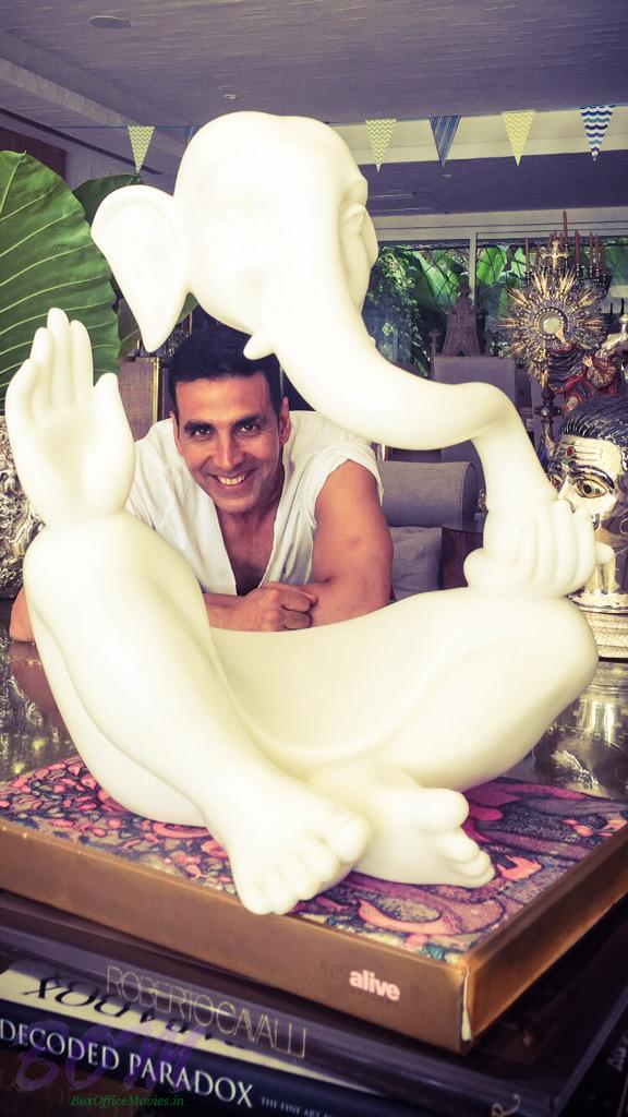 Akshay Kumar with the same idol gifted to him by fans