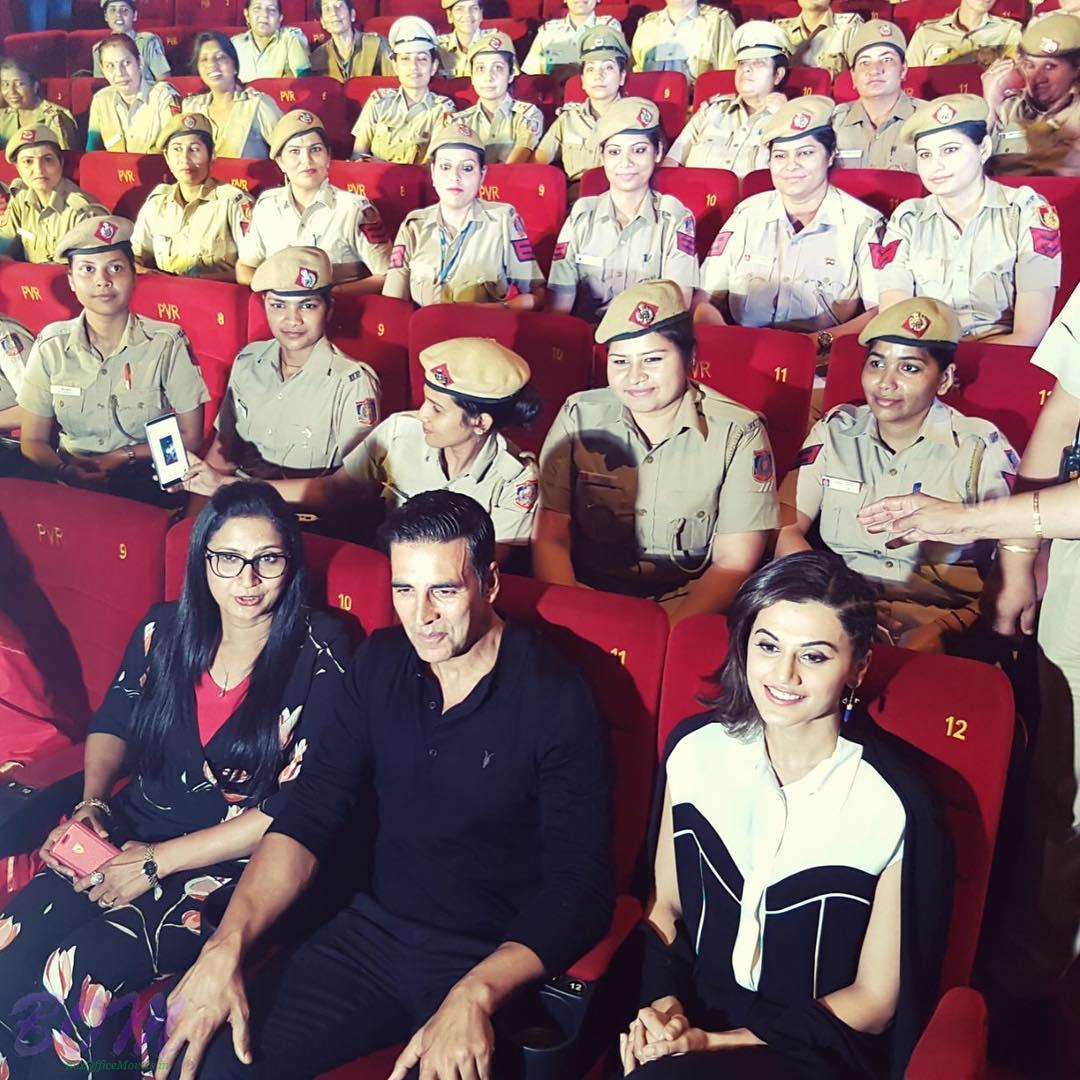 Akshay and Taapsee with female police officers of Delhi