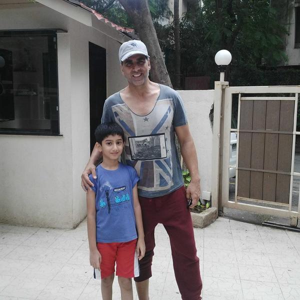 Akshay kumar with a little kid player at Juhu