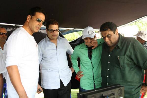 AkshayKumar, Ramesh Taurani & Director duo Sajid-Farhad on the sets of movie Its Entertainment