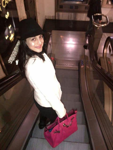 Ameesha Patel cute picture while standing on the escalator