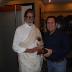 Amitabh Bachchan presenting best India Blogger social media award
