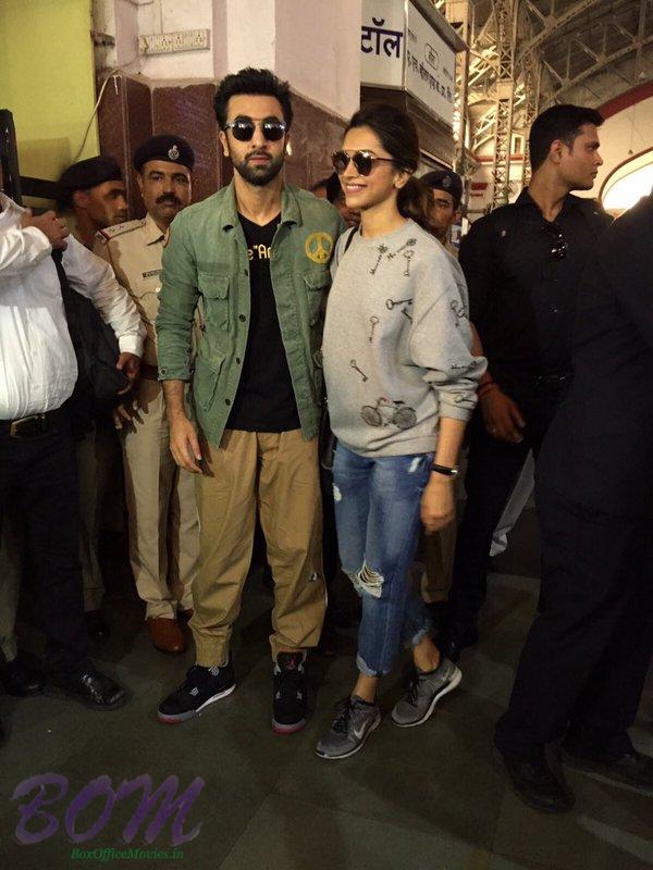 An interesting picture of Ranbir Kapoor and Deepika Padukone after travel by train