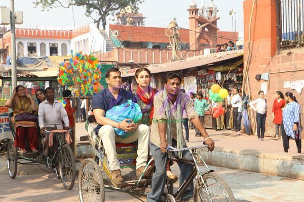 A perfect picture of Kareena Kapoor Khan and Salman Khan while shooting for Kabir Khan's Bajrangi Bhaijaan. The movie will release soon in Eid 2015