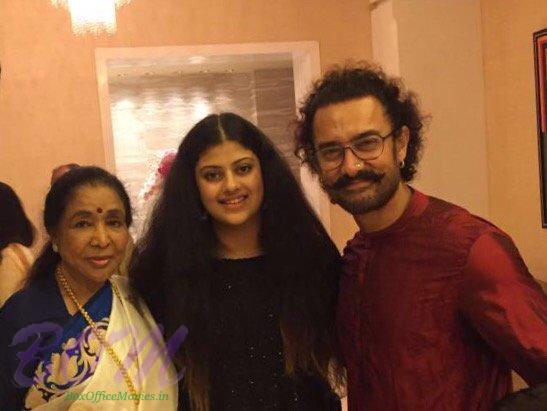 Asha Bhosle with her granddaughter and Aamir Khan on Ganesh Chaturthi 2017