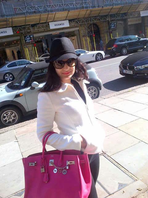 Cute Ameesha Patel ‏in London Streets