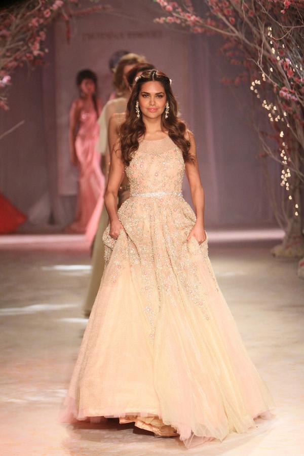 Cute Esha Gupta walking for Jyotsna Tiwari in IBFW2014