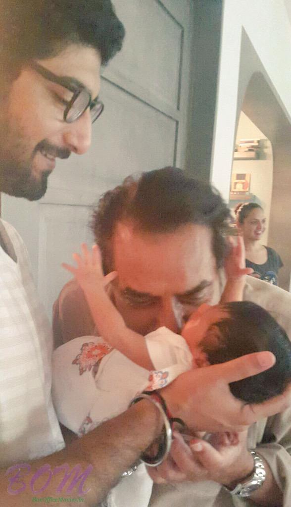 Darien vohra showers love to his grandfather Dharmendra Ji