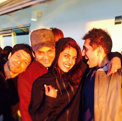 Dil Dhadakne Do Team chilling moment - Farhan Akhatar, Priyanka Chopra, and others