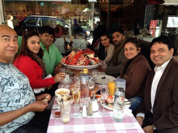 Divya Dutta shared this picture herself with words 'N tat seafood mountain. Wth Sunil and Mana Shetty and RAJAT Bhavna and Quereshis'