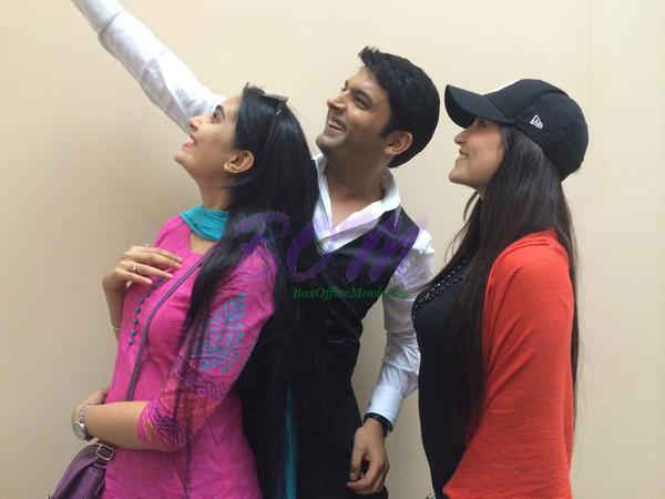 Elli Avram, Sai Lokur and Kapil Sharma selfie on the sets of Kis kisko Pyaar Karoon