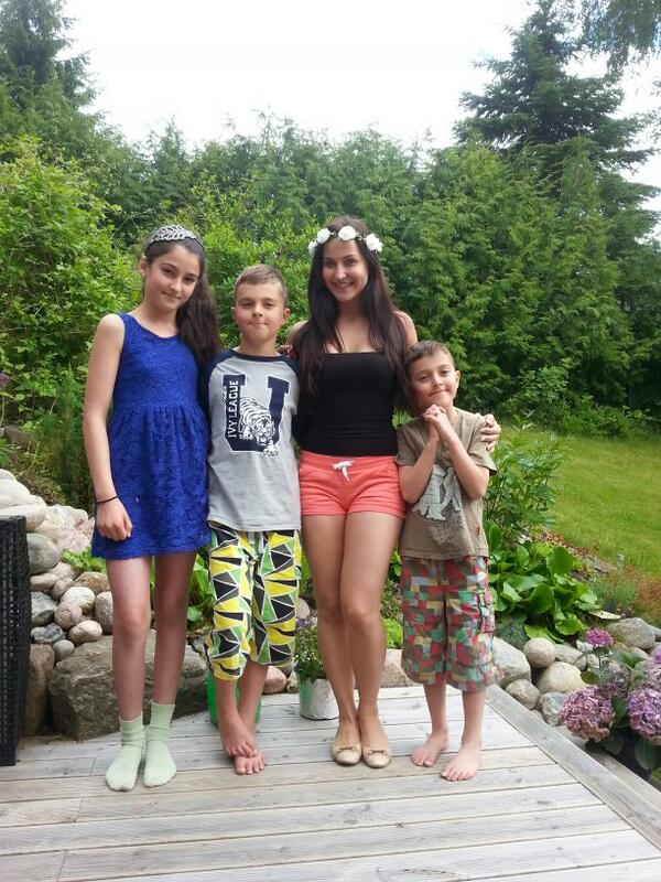 Elli Avram with other lovely family kids