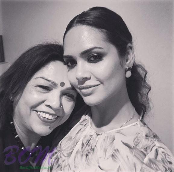 Esha Gupta selfie with her Mother on Mothers Day 2017