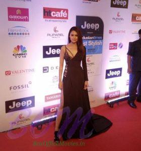 Esha Gupta style on HT Most Stylish awards night on 24Mar17