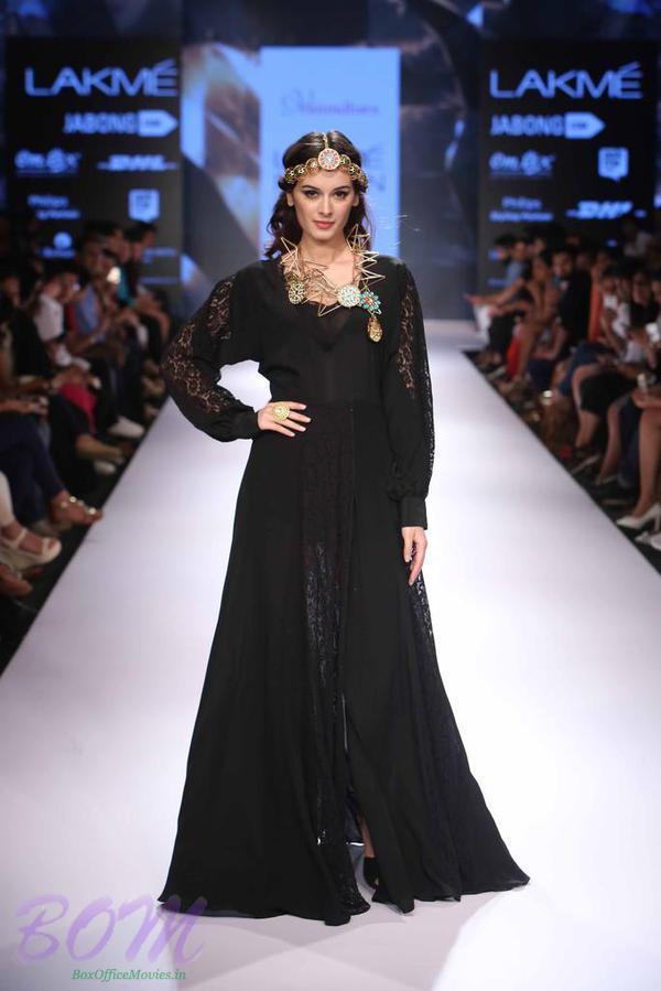 Evelyn Sharma beautiful picture during LFW2015
