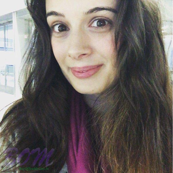 [Image: Evelyn-Sharma-without-makeup.jpg]