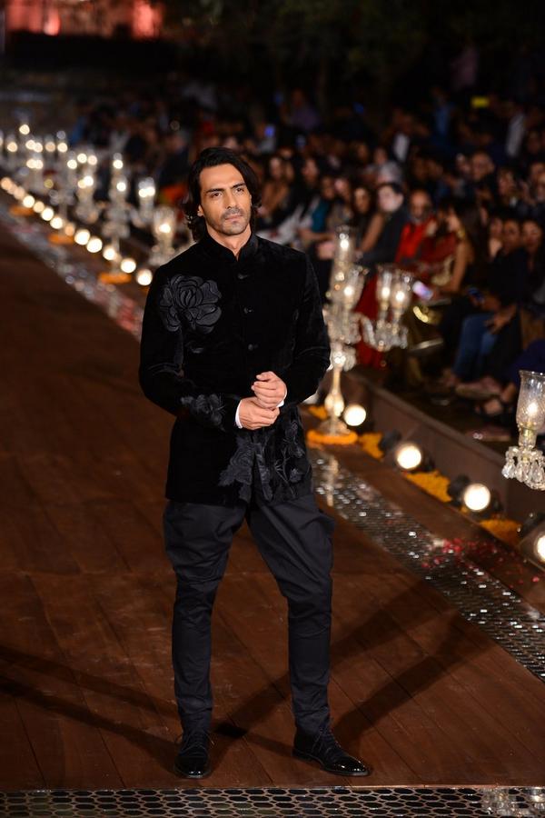 Ever handsome Arjun Rampal for Rohit Bal's finale - picture on 13 Oct 14