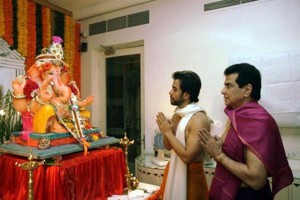 Ganpati Bappa Morya Tusshar Kapoor chants on Ganesh Chaturthi with father and actor Jitendra