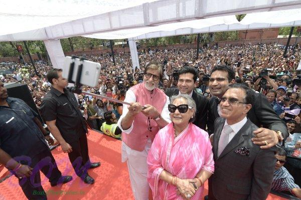 Great Amitabh Bachchan ji trying to take a selfie when in Jaipur