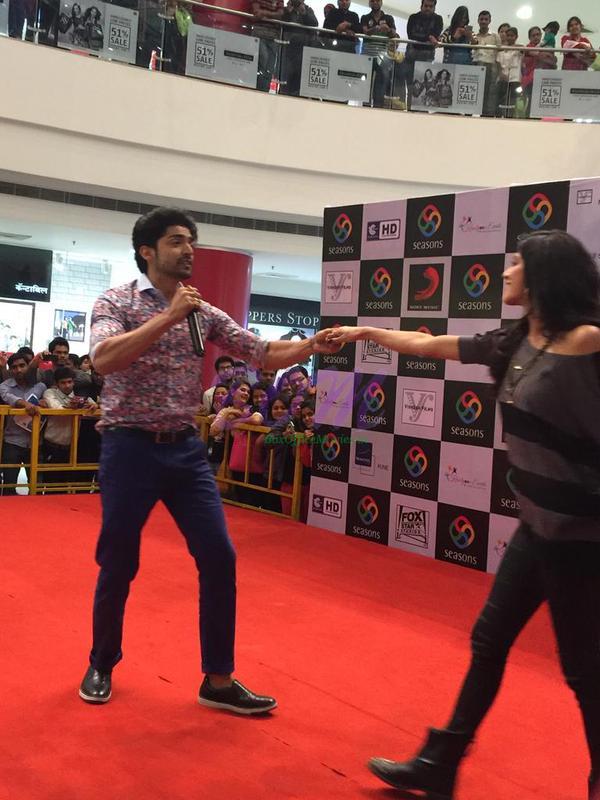Gurmeet Choudhary and Sapna Pabbi showing off some movies to their fans at the seasons mall, pune