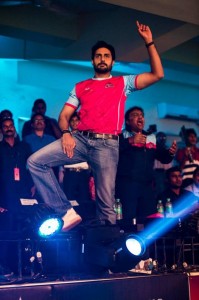 Here is Junior Bachchan giving the famous thigh-five to his team for their 4th consecutive win