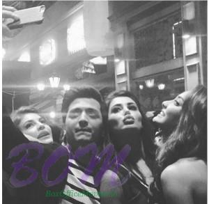 Housefull 2 star Riteish Deshmukh selfie with beauties Nargis Fakhri, Jacqueline Fakhri, and Lisa Haydon