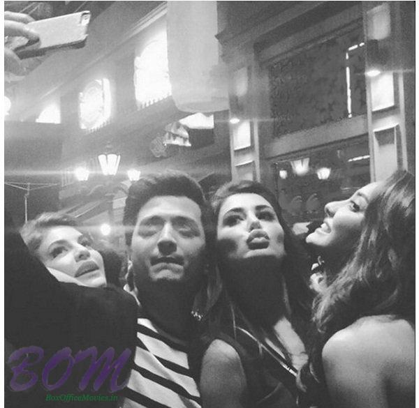 Housefull 2 star Riteish Deshmukh selfie with beauties Nargis Fakhri, Jacqueline Fakhri, and Lisa Haydon