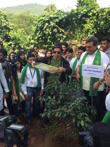 Hrithik Roshan - I pledge CleanIndia campaign with students of whistlingwoods. Youth involvement shall lead to a cleaner India