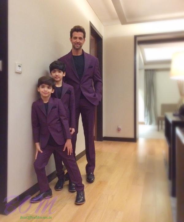 Hrithik Roshan and kids all dressed up in same color for IAAA awards last night