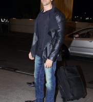 Hrithik Roshan looks extraordinary when leaves for Spain IIFA2016 Madrid campaign