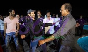 Hrithik dancing while celebrating Director Ashutosh's birthday