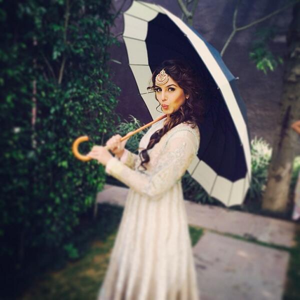 Huma Qureshi under umbrella