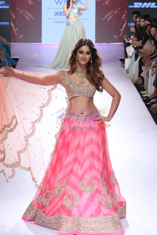 Ileana D'cruz steals the show at LFW 2015 show by Anushree