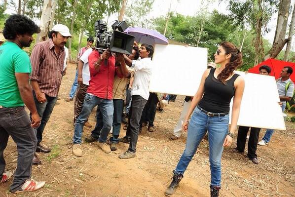 Isha Koppikar On d sets of Looty Movie