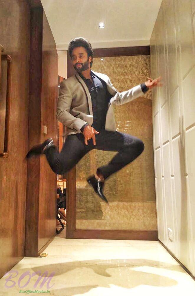 Jackky Bhagnani cool jump on Maharashtras most stylish award day