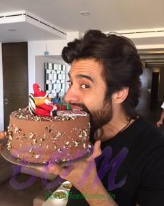 Jackky Bhagnani eating X'mas cake