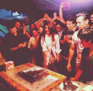 Jacqueline Fernandez and Salman Khan celebrating with team together when Kick movie shooting completed