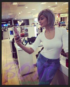 Jacqueline Fernandez new look selfie with iPhone